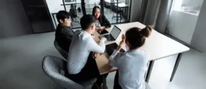 A group of Philippine visa agency are discussing the situation of Chinese visa application.
