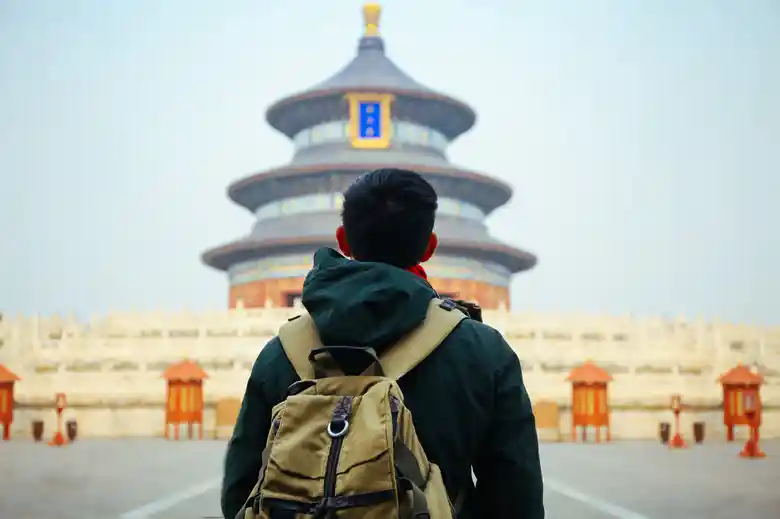 A man holding a Chinese visa successfully stood in China after passing through immigration and customs checks.