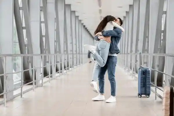 A woman on a solo trip, holding a Chinese visa, embraced her husband after passing through immigration and customs checks.