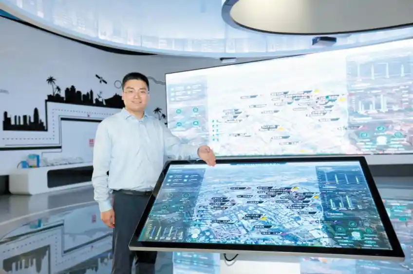 a man whose explaining technology and digital life of china