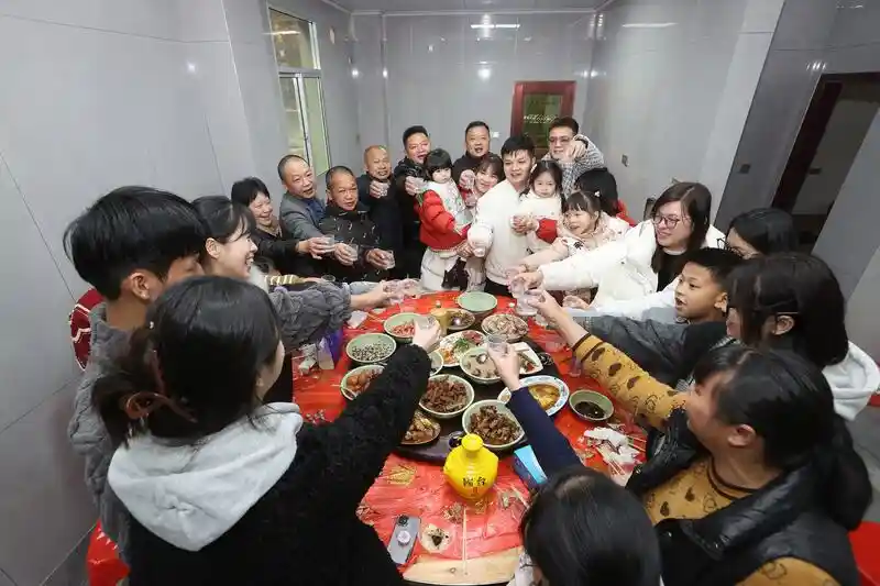 a big family whose eating together and cheering together