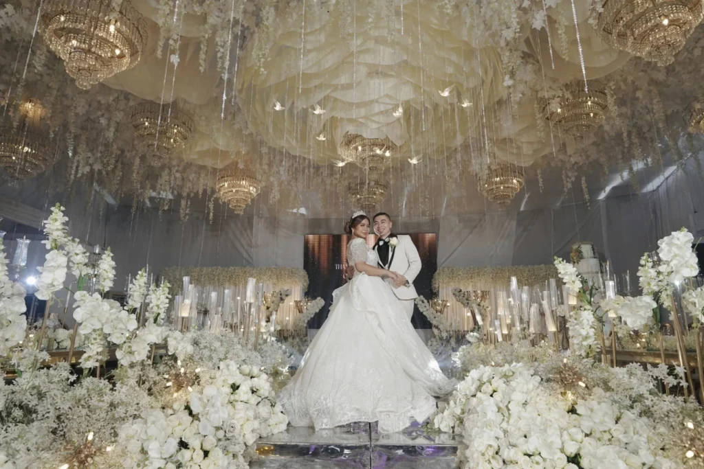 A Chinese man and a Filipino woman got married in China and held a wedding ceremony.