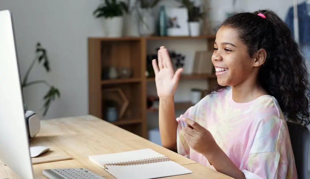 A girl tries to overcome language barriers by communicating with Chinese people while learn Chinese books like HSK, YCT.