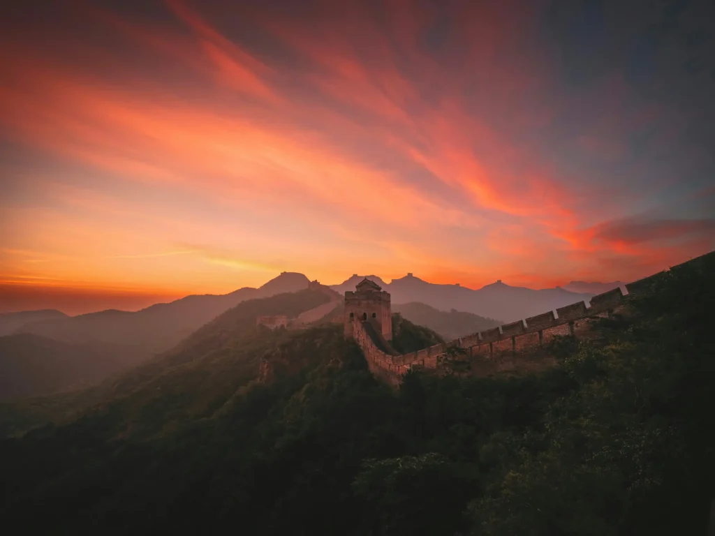 A beautiful view of the Great Wall of China, hints at relevant recommendations in China travel guides.